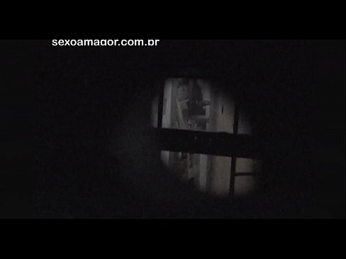 ❤️ Бландзінка таемна здымаецца на відэа з суседскага вуаерыста, схаванага за пустымі цэгламі ❤️ Хатняе порна у нас ❌️